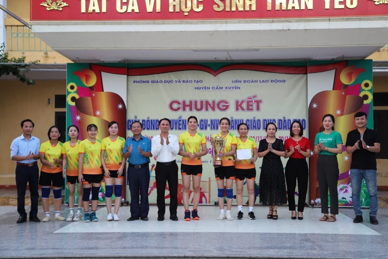 Cẩm Xuyên: Tổ chức giải bóng chuyền chào mừng Ngày Nhà giáo Việt Nam và Đại hội XIII Công đoàn Việt Nam